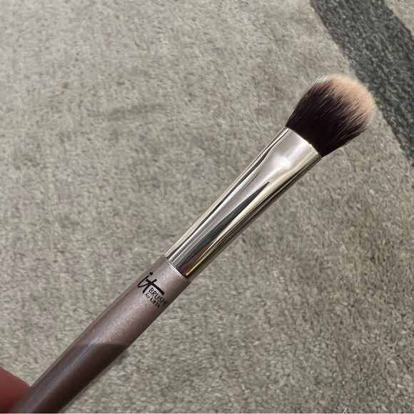 It cosmetics eyeshadow brush - Picture 5 of 5